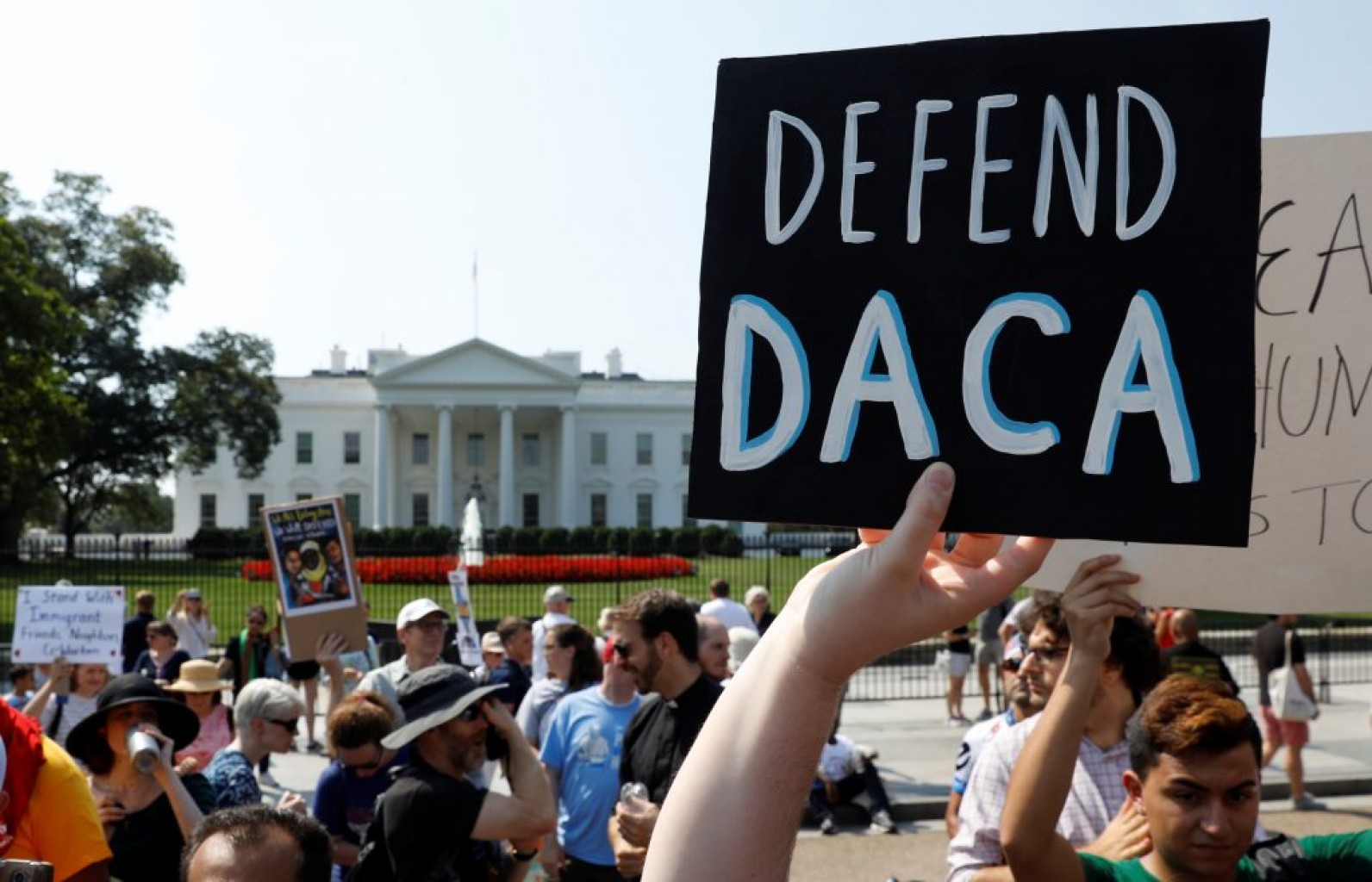 Casa Blanca dice oponerse a solución de corto plazo al DACA