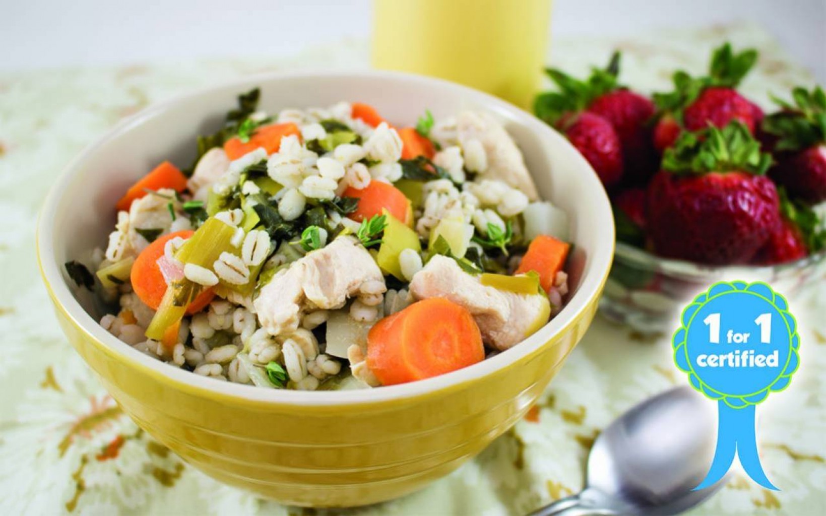 Sopa de pollo con puerro, nabos y cebada 