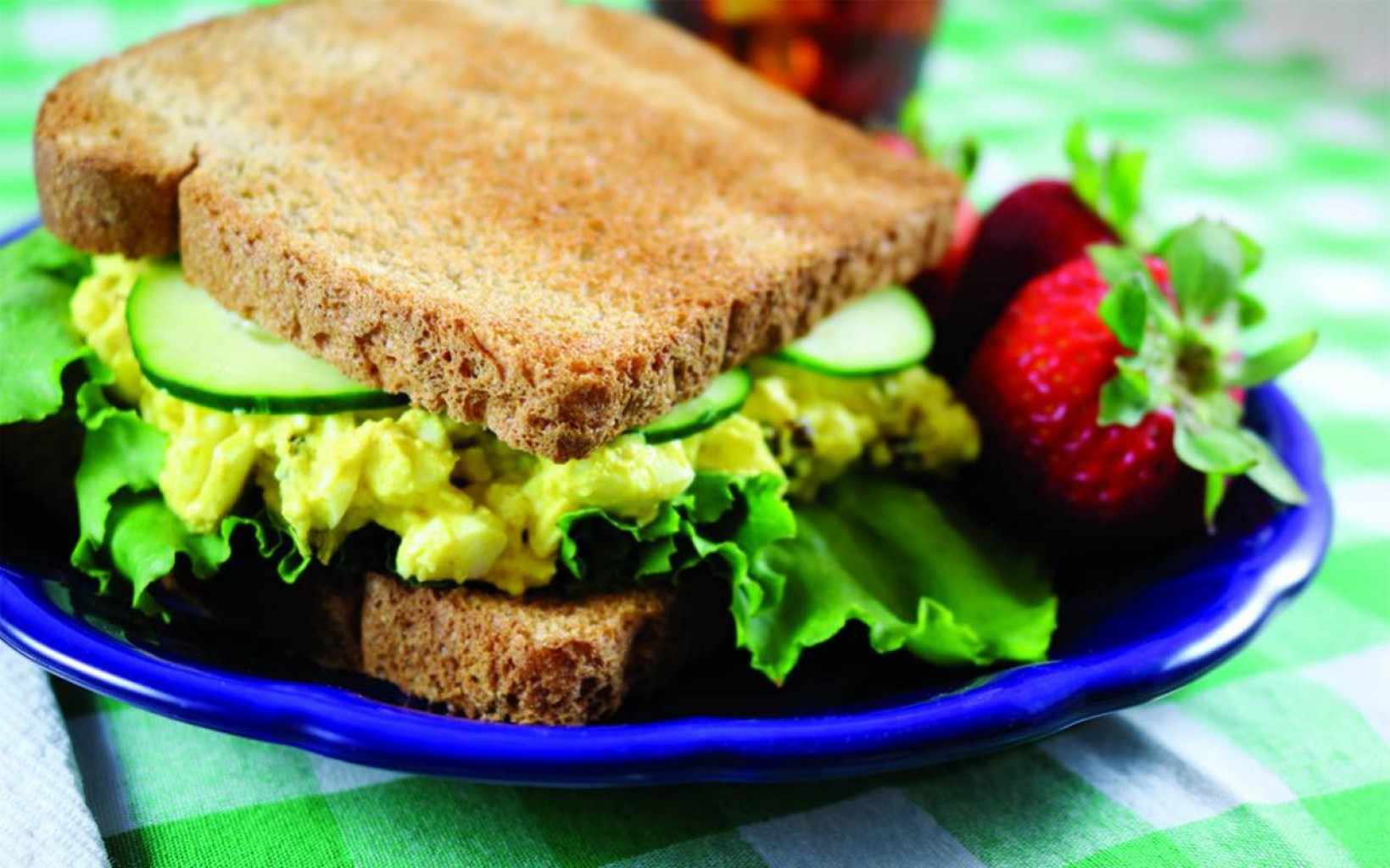 Sándwich de huevo  con pepino