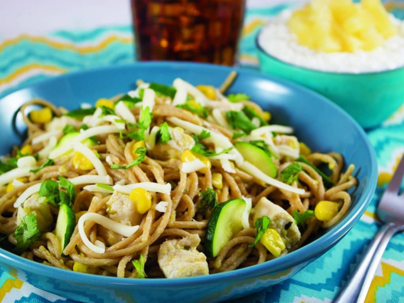 Pasta con pollo, calabacín y cilantro