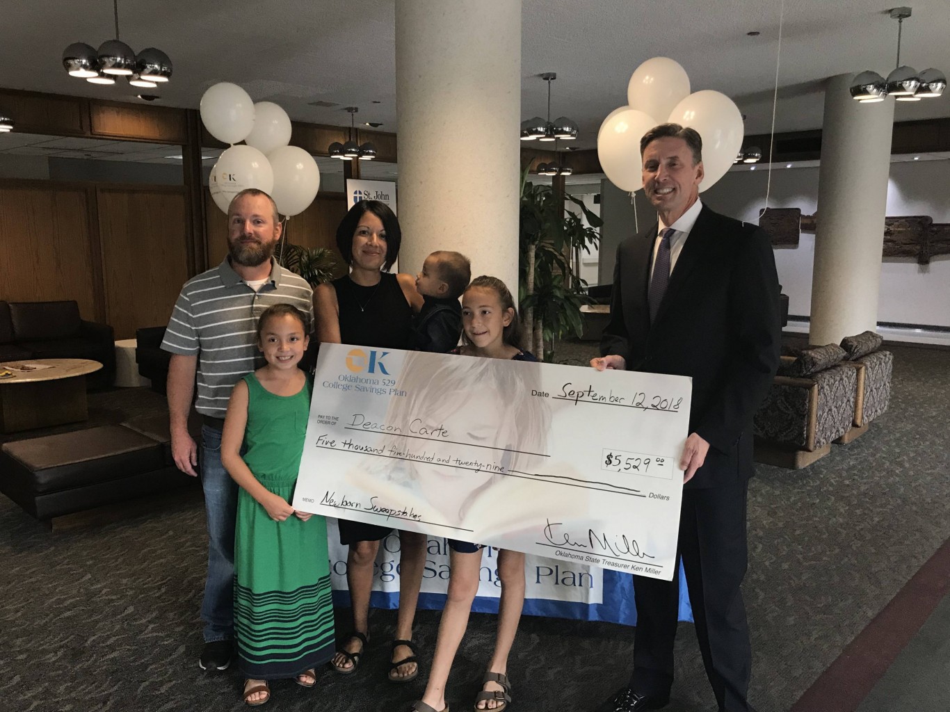 Padres de Tulsa ganaron $5,529 para la Universidad de su recién nacido