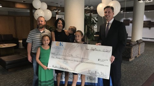 Padres de Tulsa ganaron $5,529 para la Universidad de su recién nacido