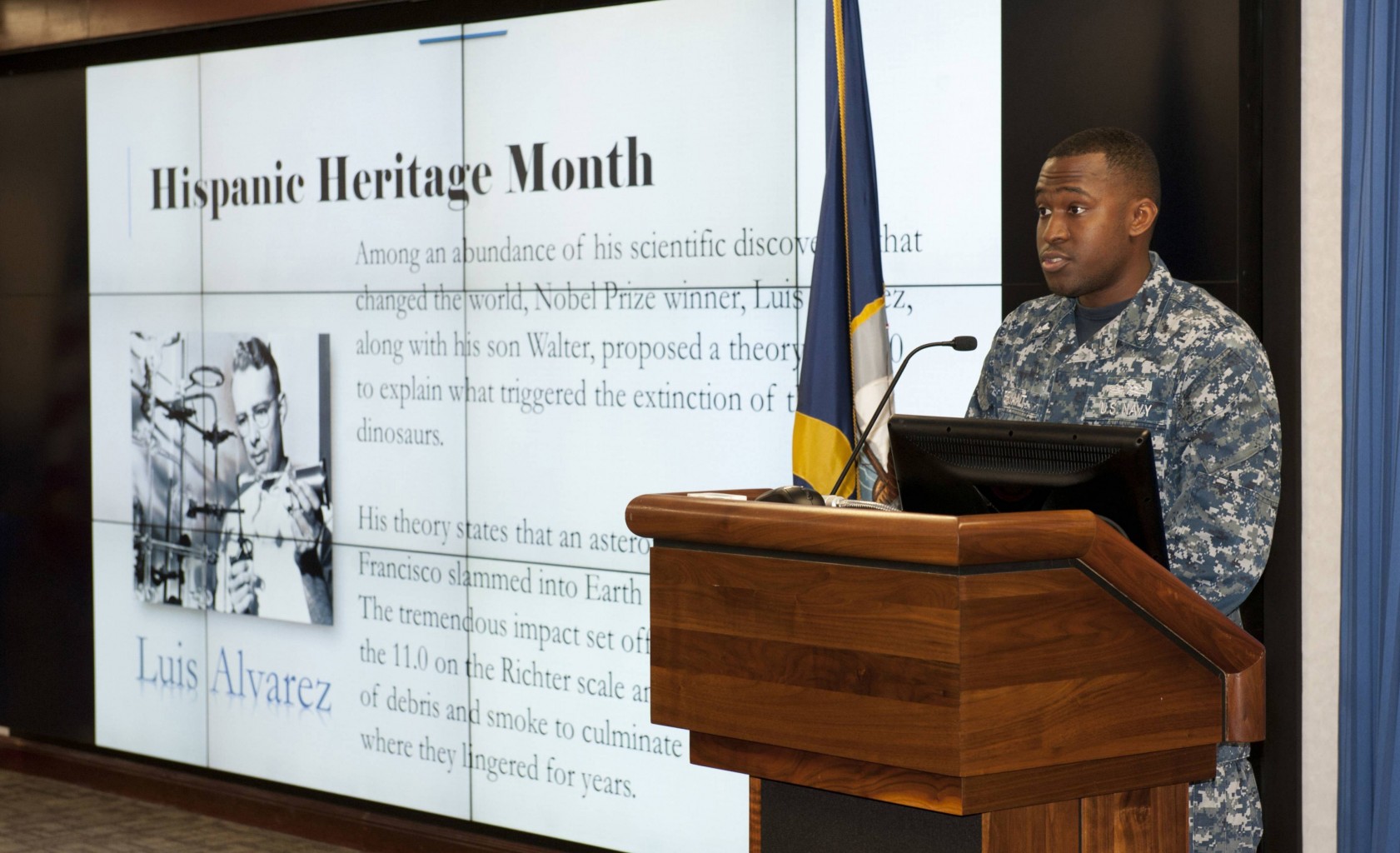 Marina de guerra de Estados Unidos observa el mes de la Herencia Hispana
