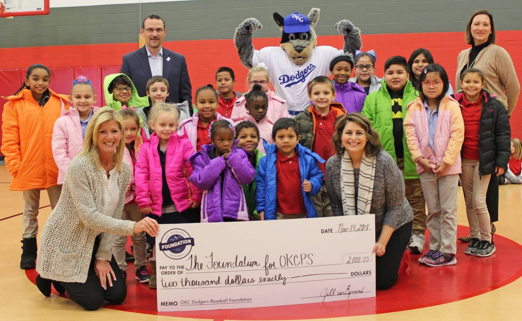 Oklahoma City Dodgers Béisbol Fundación Ayuda a Proporcionar Abrigos para estudiantes de escuela primaria