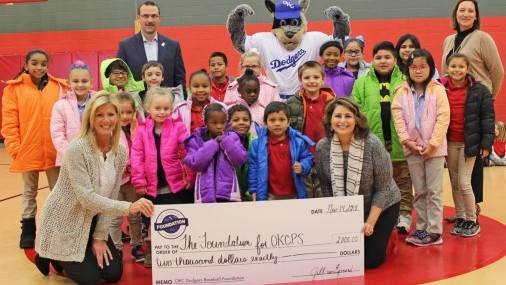 Oklahoma City Dodgers Béisbol Fundación Ayuda a Proporcionar Abrigos para estudiantes de escuela primaria