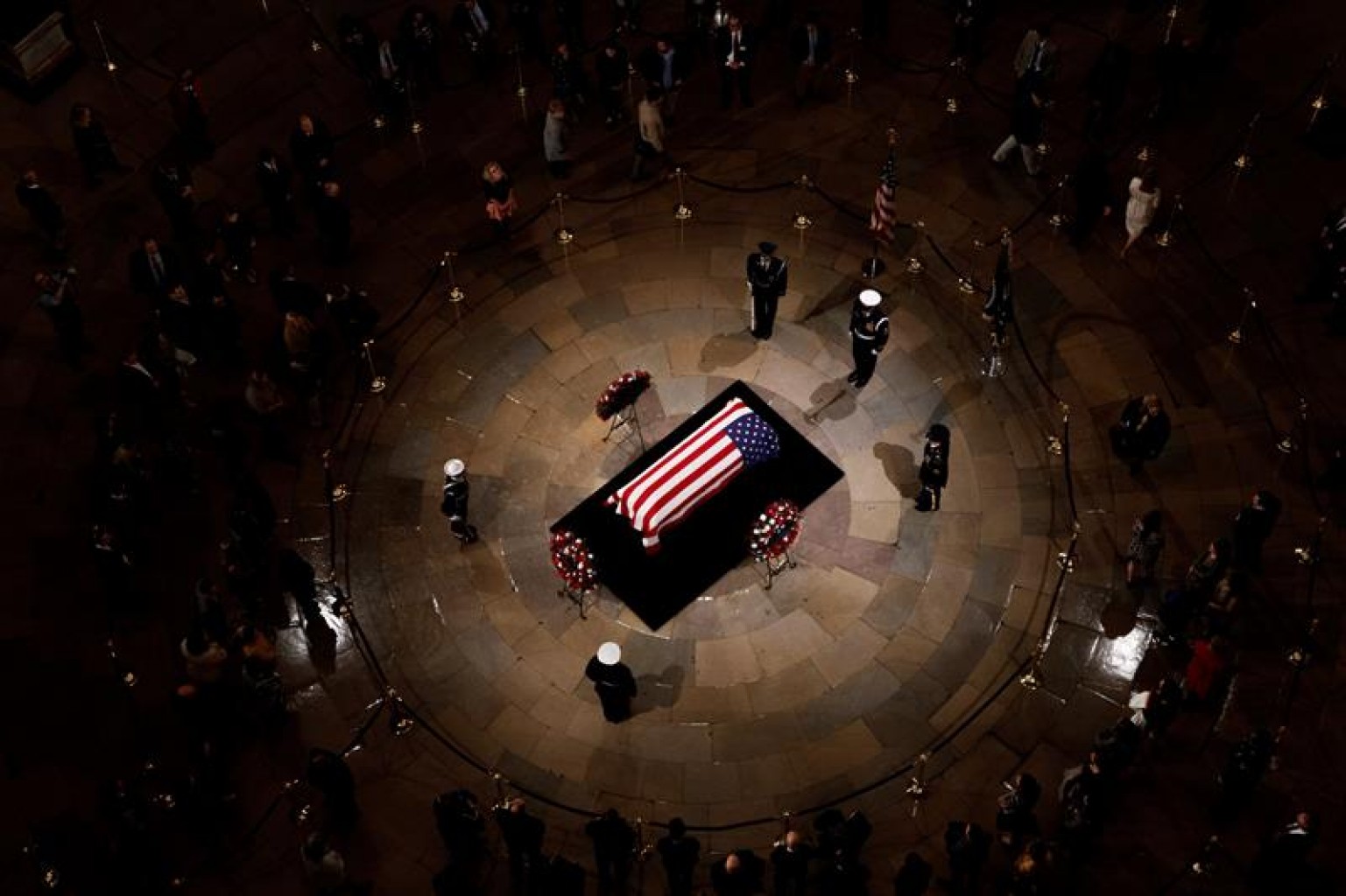 El país despide a Bush,  el líder que halló “el espacio común” que ahora falta