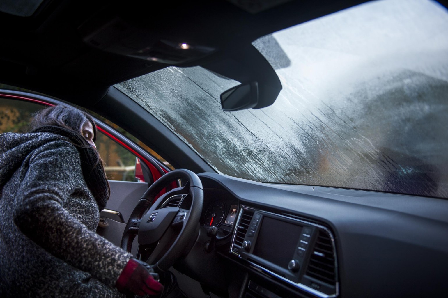 No dejes que  el frio  te empañe la vista al conducir