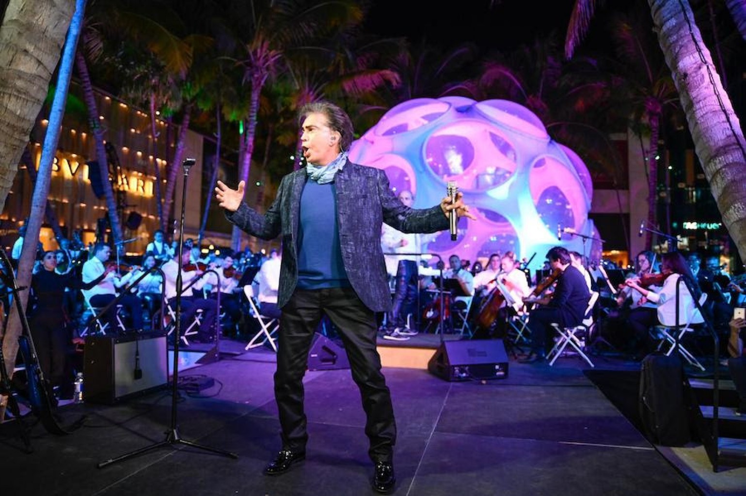 El Puma sorprende en concierto junto la Orquesta Sinfónica de Miami