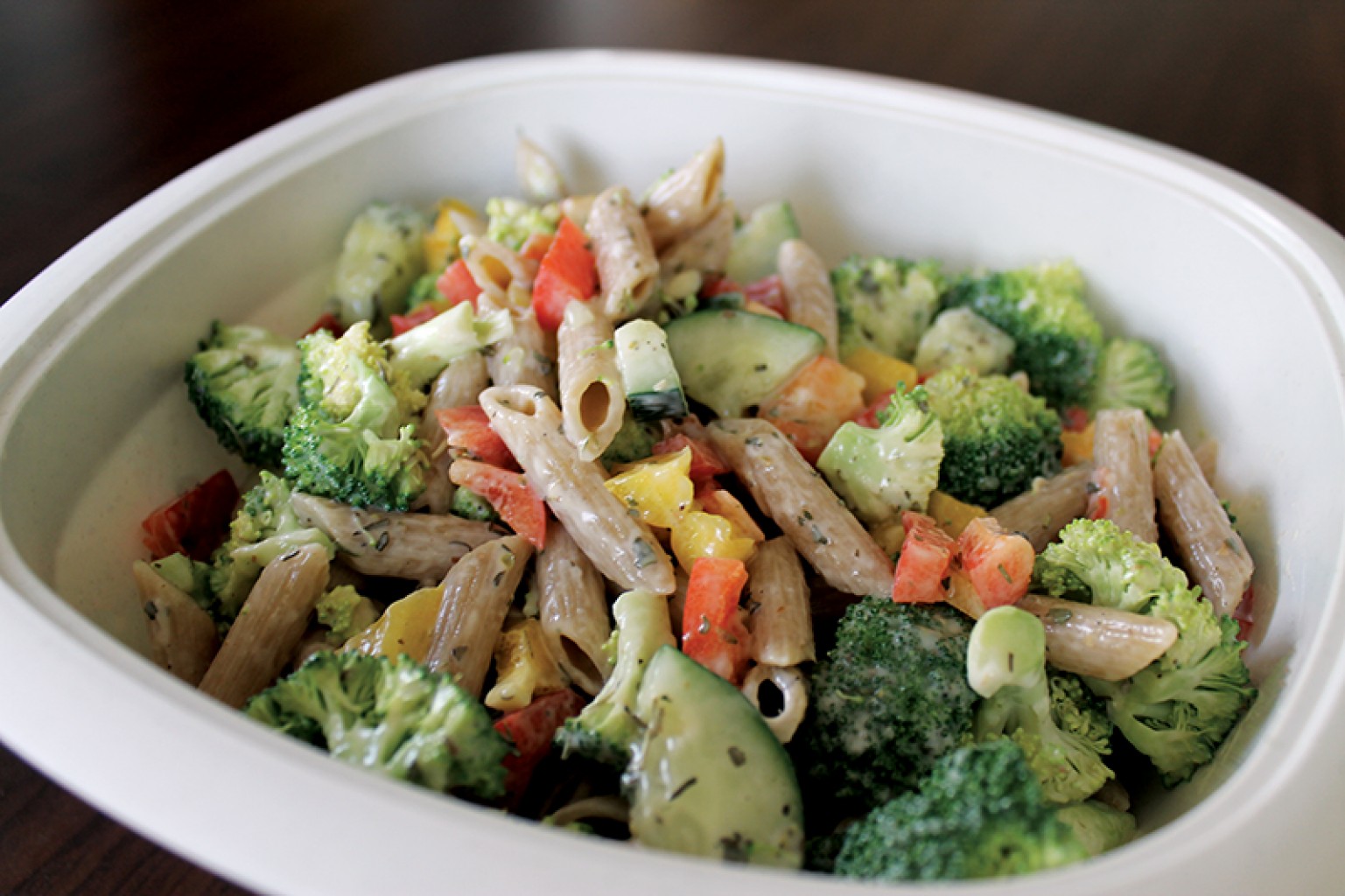 Ensalada de pasta con pepino, pimiento y brócoli