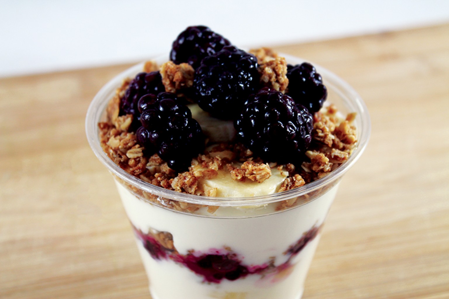 Parfait de yogur con  banana y mora