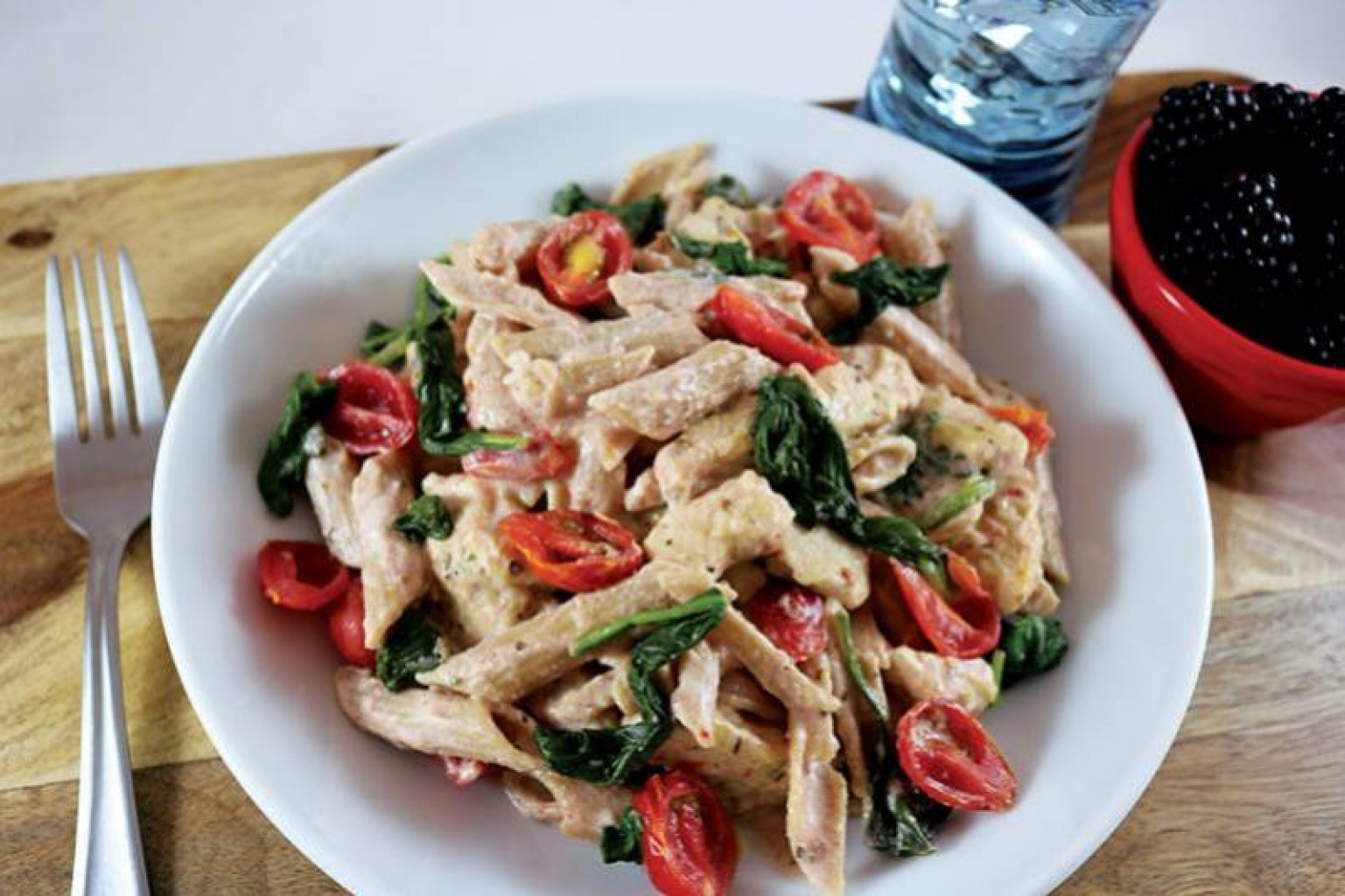 Pasta cremosa con pollo y espinaca