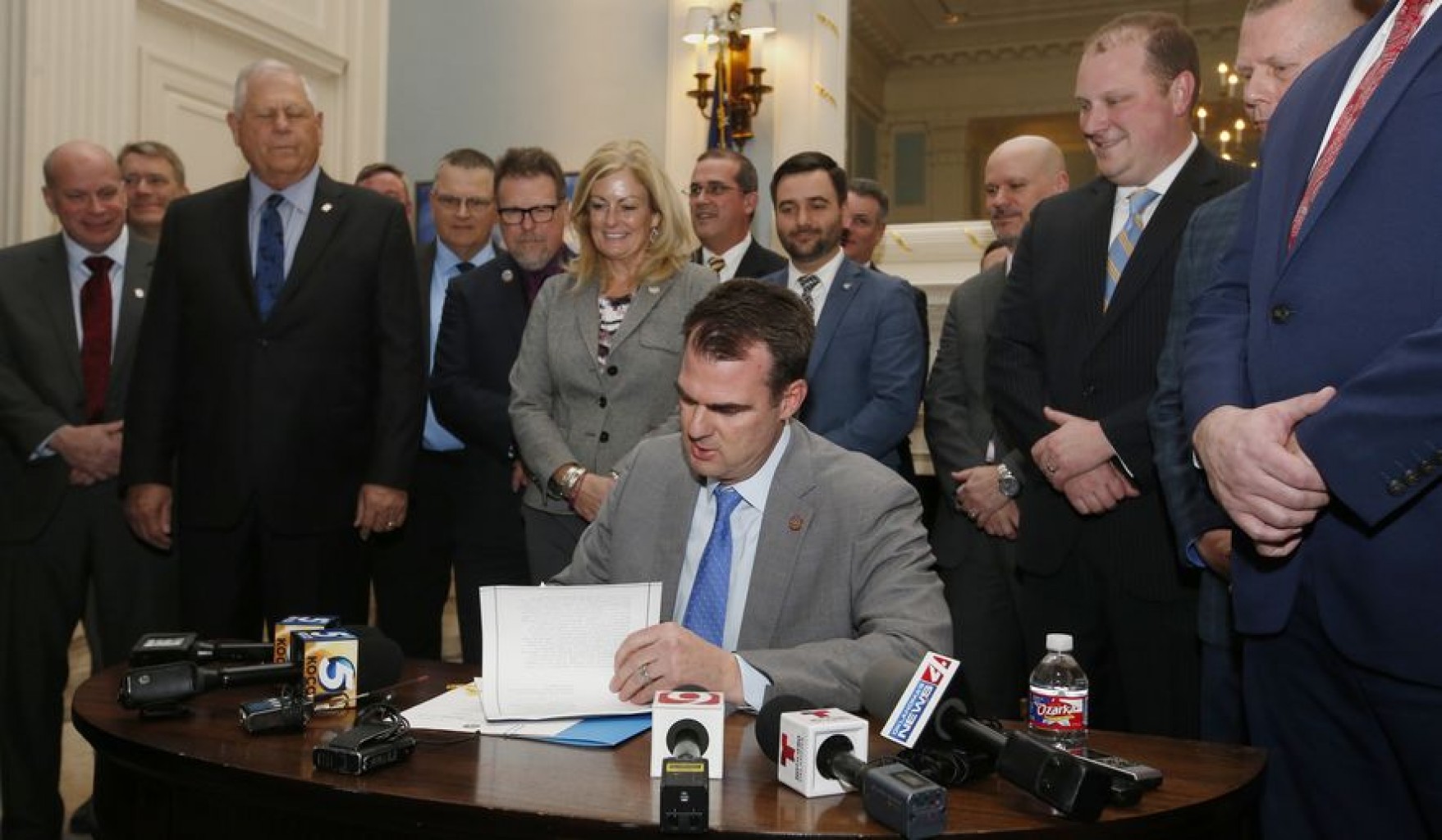 Gobernador Firma nuevo Proyecto de Ley Para Proteger a Victimas de Abuso Sexual