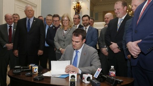 Gobernador Firma nuevo Proyecto de Ley Para Proteger a Victimas de Abuso Sexual