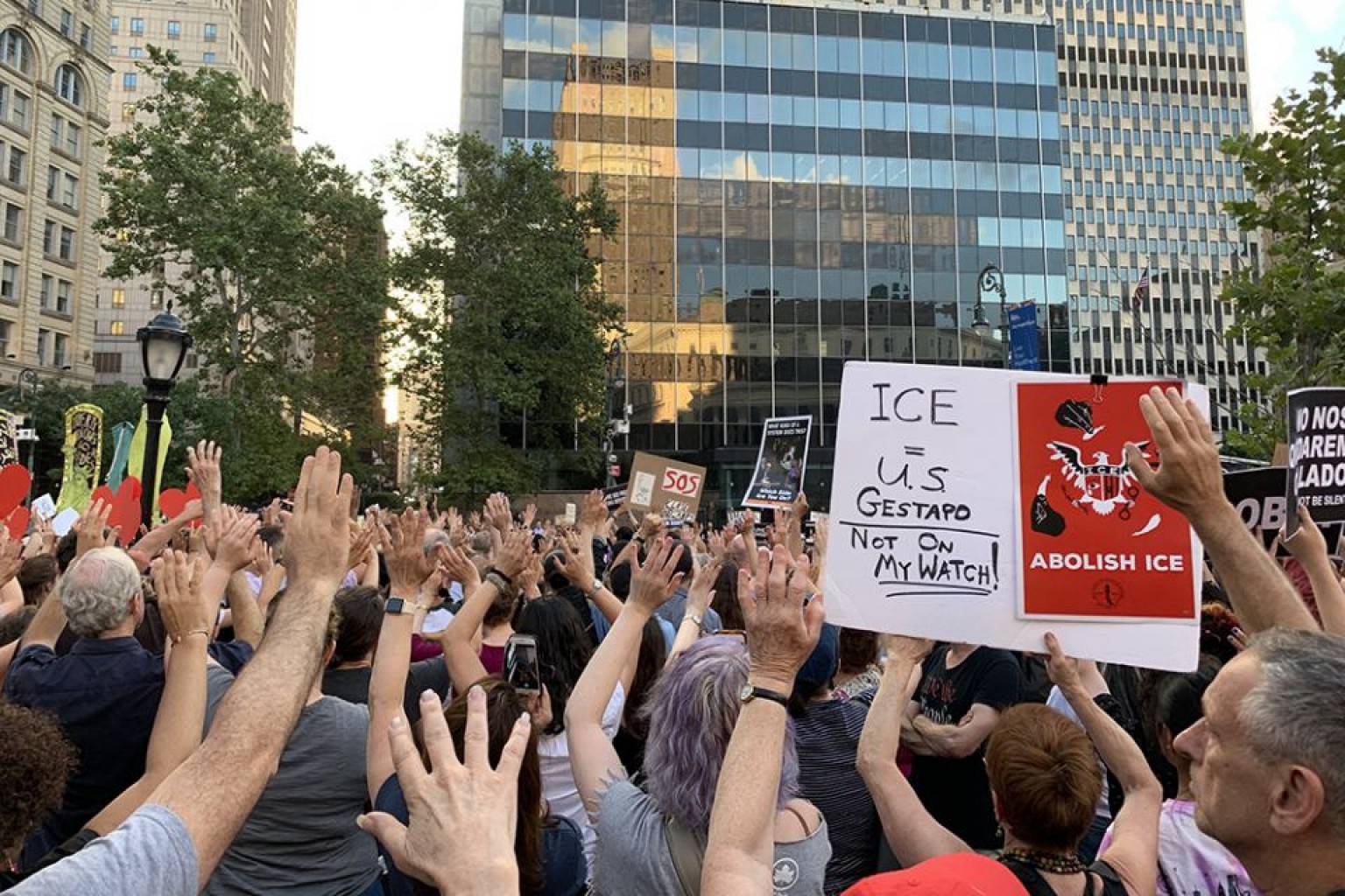 Juez ordena no más retrasos excesivos de USCIS & ICE