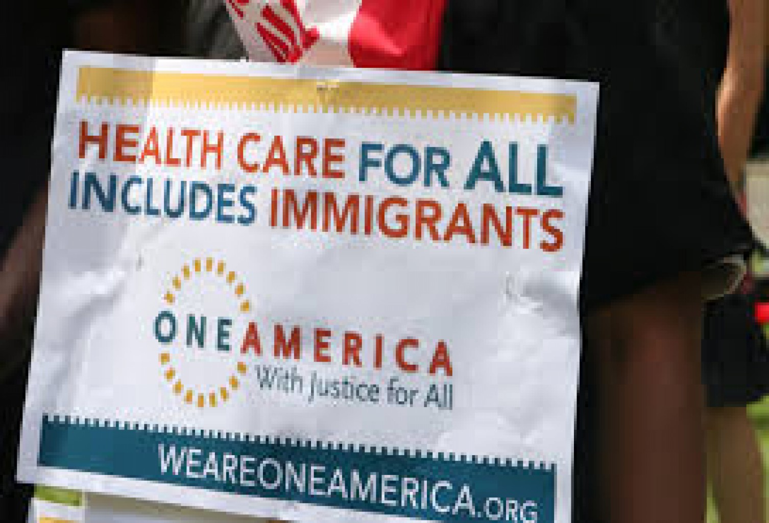Juez bloquea requerimiento de seguro de salud para migrantes