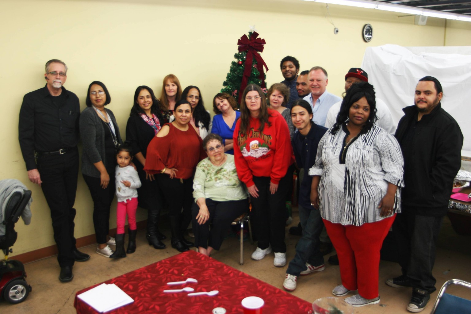 Agradeciendo bendiciones Thrifty’sThrift Store celebro Navidad 