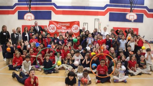 “Cleats For Kids”  & BLUE CROSS BLUE SHIELD SE UNEN POR LA SALUD DE LOS NIÑOS