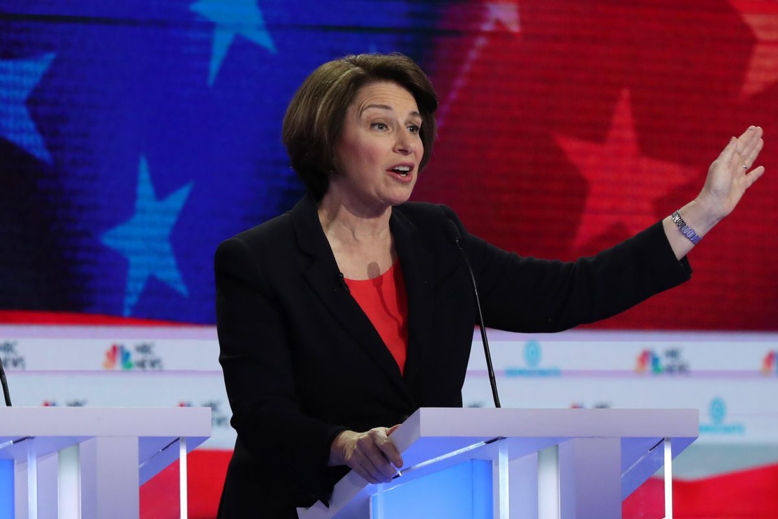 A medida que más hombres corren, Klobuchar aboga por la “candidata”