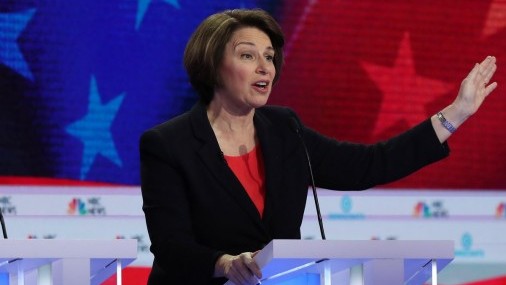 A medida que más hombres corren, Klobuchar aboga por la “candidata”
