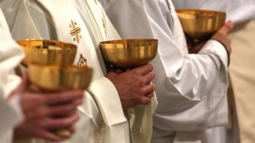  Sacerdotes de EEUU abrumados por escándalos y falta de curas