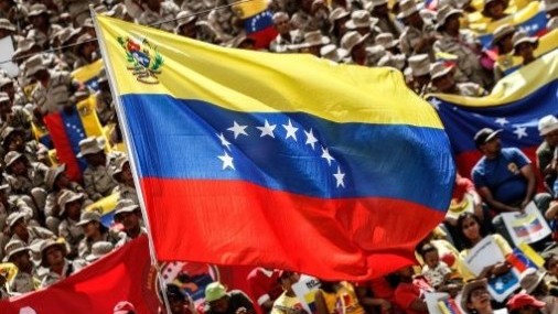 En busca de los latinos de Florida, los demócratas luchan contra la etiqueta socialista