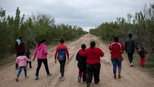 Cruces ilegales se desploman a medida que EE.UU. extiende su política a través de la frontera