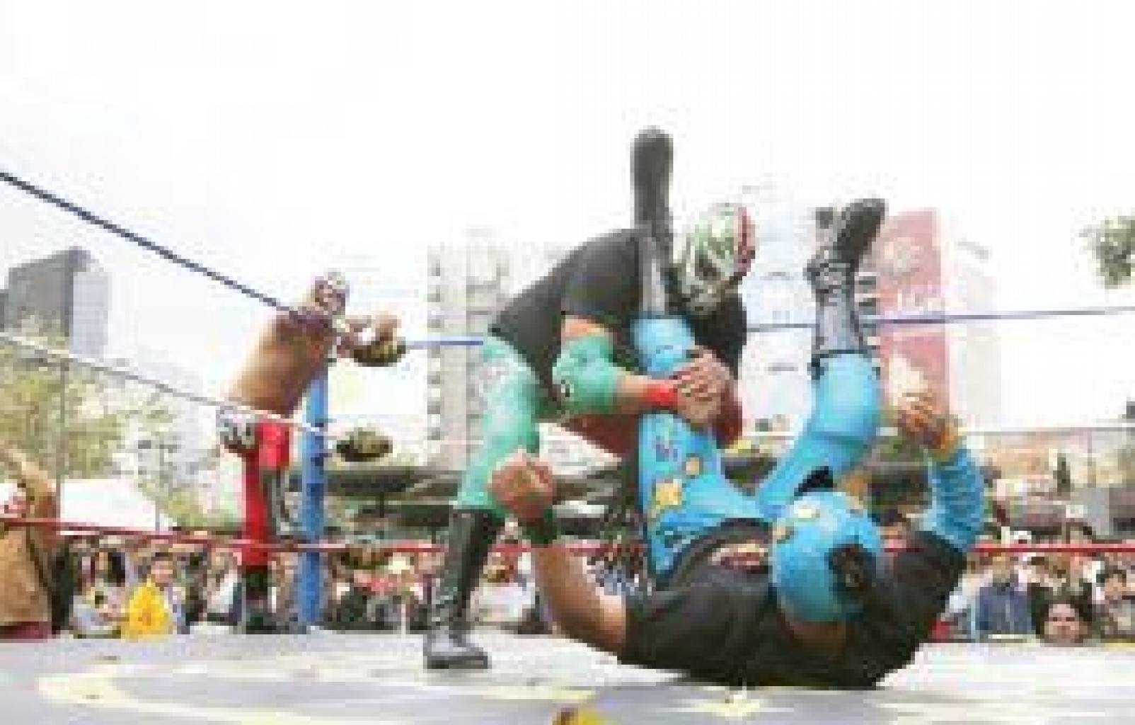 Montan lucha libre afuera de estación del metro en México