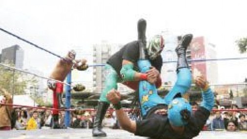 Montan lucha libre afuera de estación del metro en México