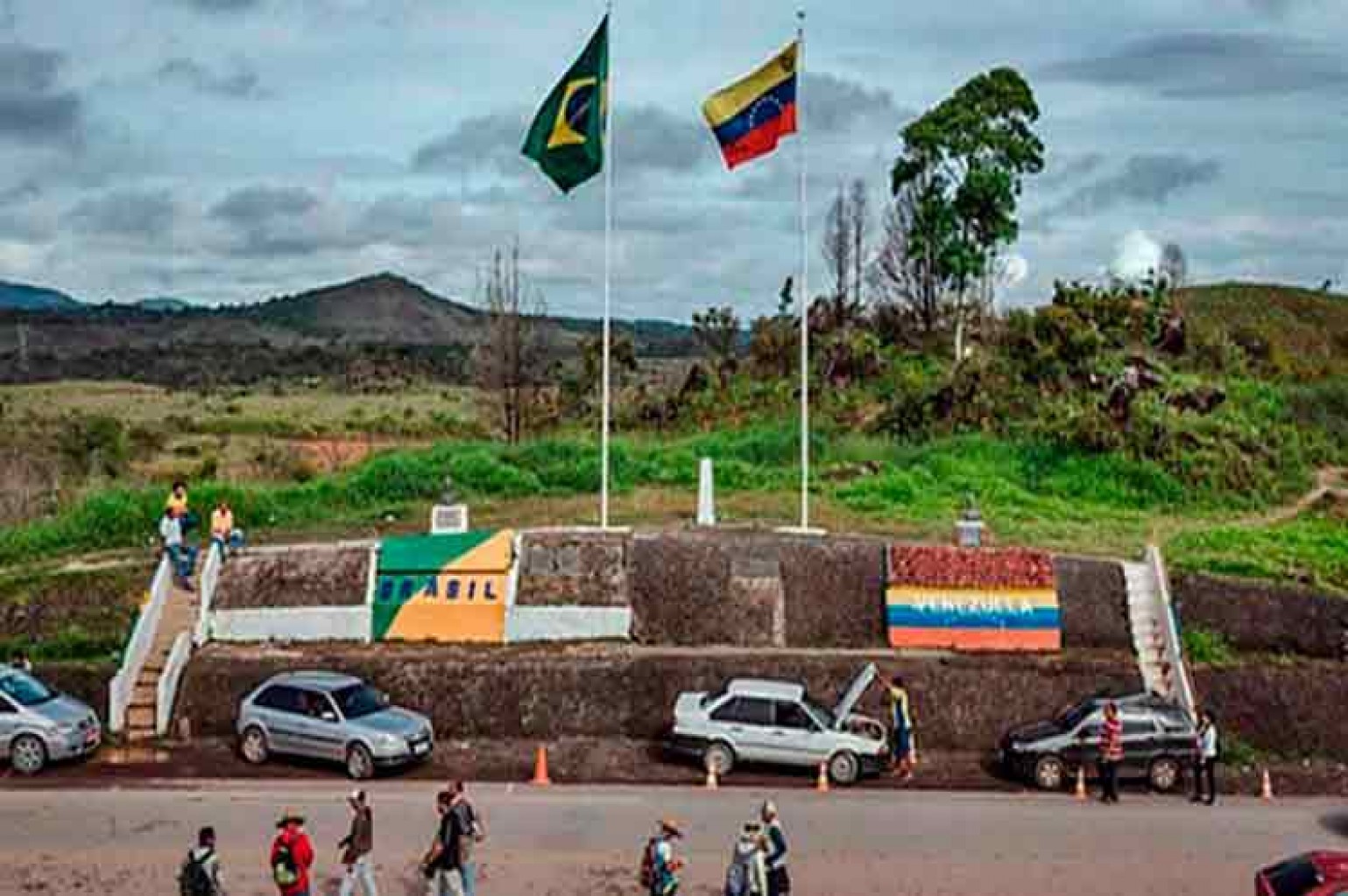 Brasileños llegan en oleadas a frontera entre México y EEUU