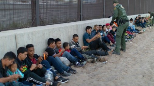 Juez se niega a cuestionar separaciones familiares en la frontera