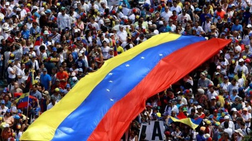 EEUU envía a adolescente  venezolana a esperar sola en México