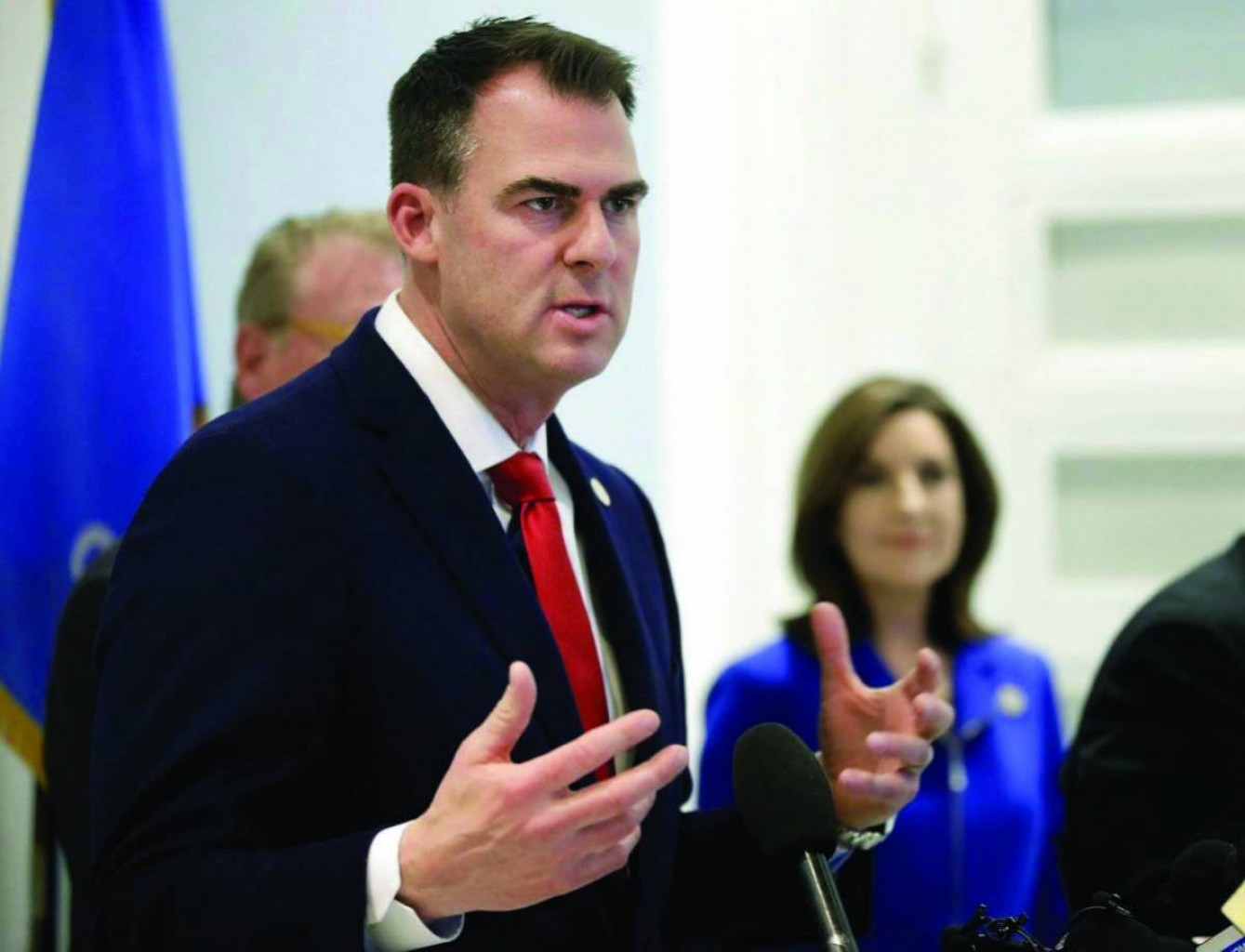 Gobernador de Oklahoma ordena más restricciones y cierres