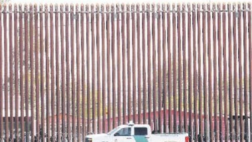 Muere mujer embarazada de 19 años tras  caer de muro fronterizo en EEUU