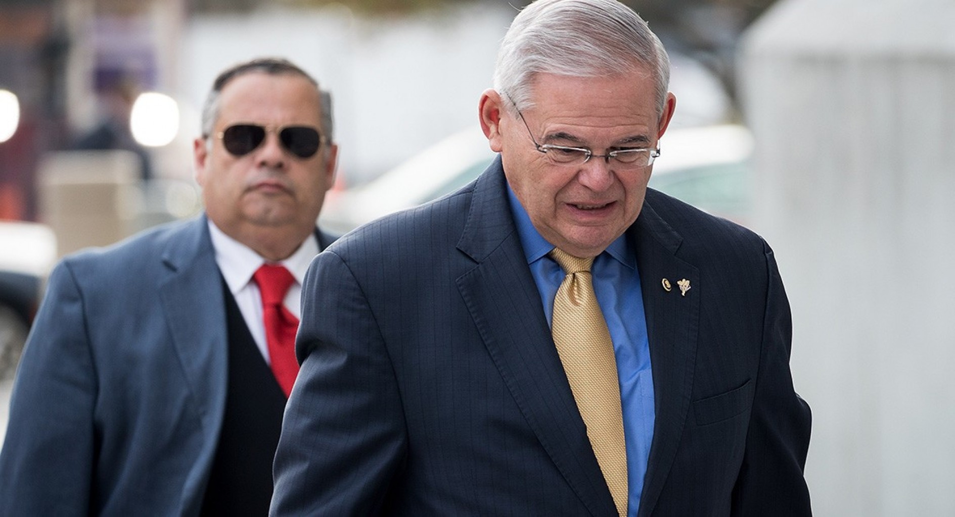 Senador Menéndez Pide la Liberación de Inmigrantes en Centros de Detención de ICE 