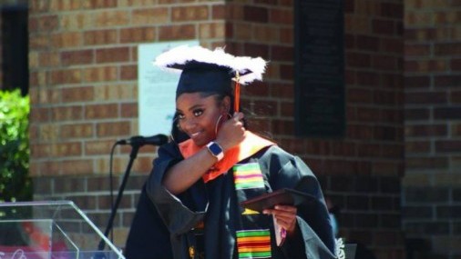 Setenta y seis graduados Obtuvieron con éxito el Sello de Bilingüismo 