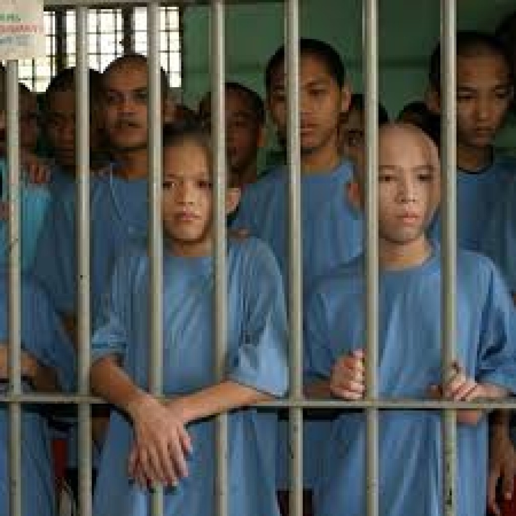 Limita la colocación de jóvenes adolescentes en centros de detención de menores
