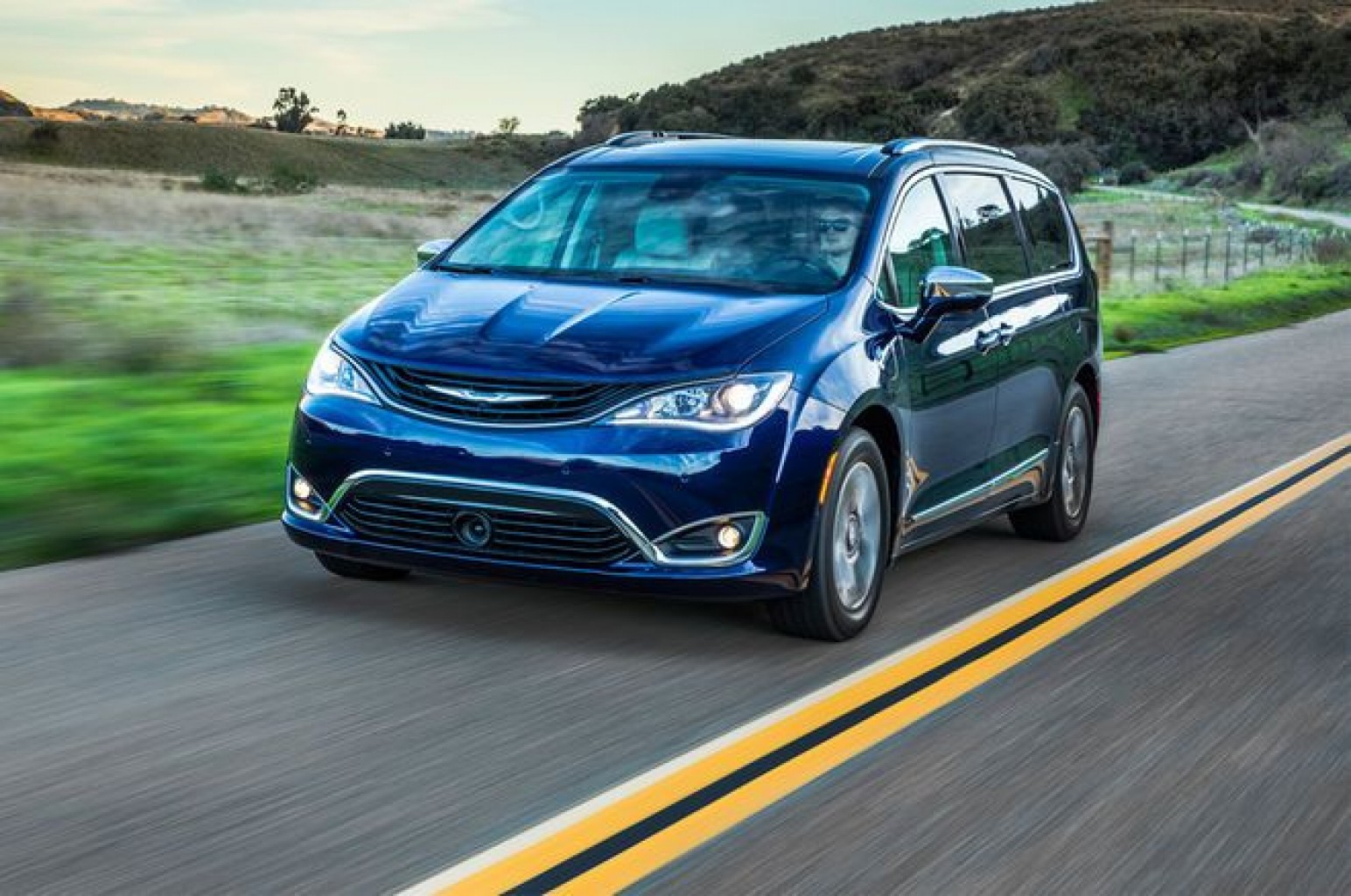 Por riesgos de incendio, Fiat Chrysler debe retirar las minivan Pacifica Híbridas 