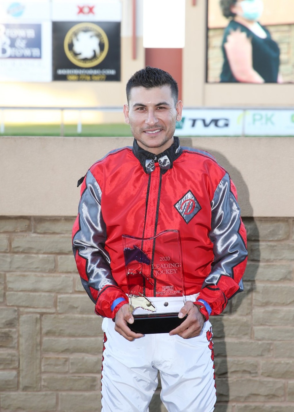 JOCKEY JAMES FLORES  VA DE ADOLESCENTE QUE NO SABÍA LO QUE ESTABA HACIENDO AL TERCER TÍTULO DE EQUITACIÓN