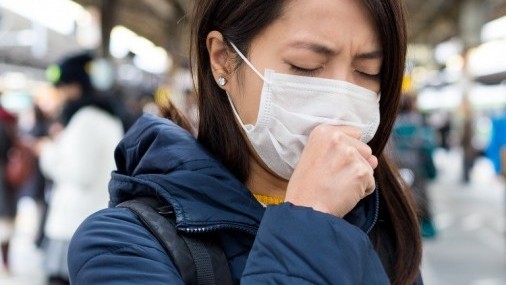 Instan a gobernador Stitt ordenar el uso de máscaras en espacios públicos