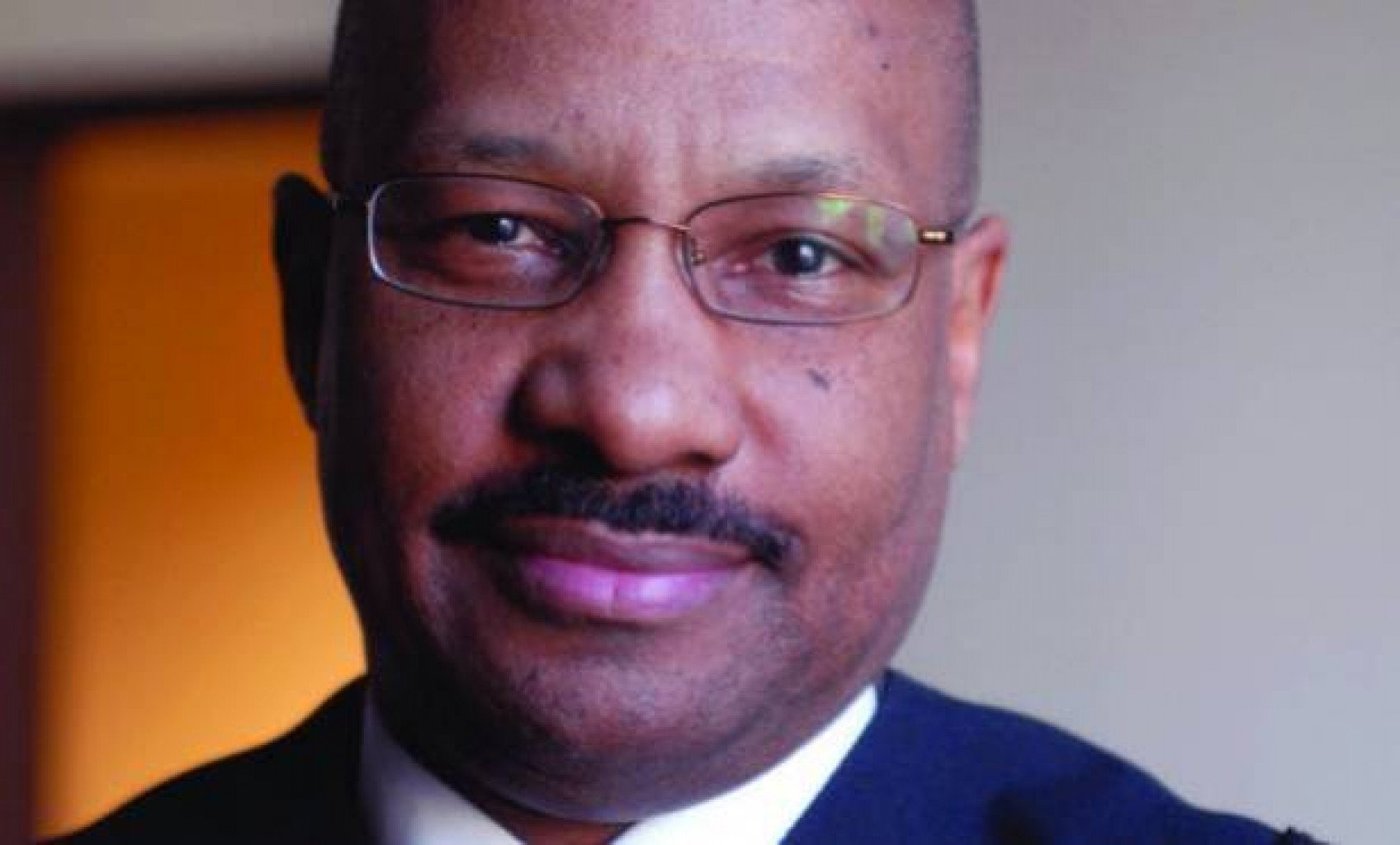 Juez detiene la regla de inmigración sobre beneficios públicos, cita virus