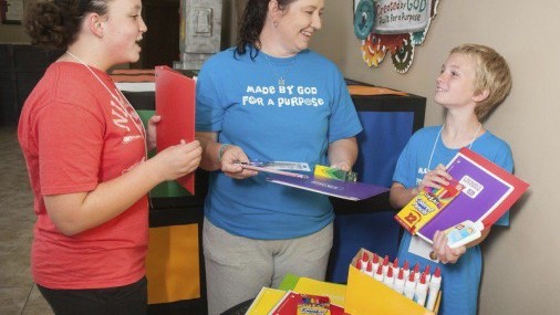 CAMPAÑA KIT-A-KID Ayude a los estudiantes a aprender este año donando fondos para útiles escolares