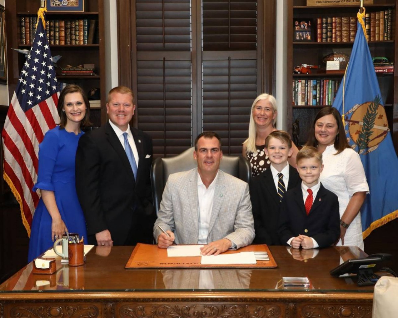 Gobernador Ceremonialmente firma el impacto de las víctimas de DUI de Sanders, leyes de dislexia