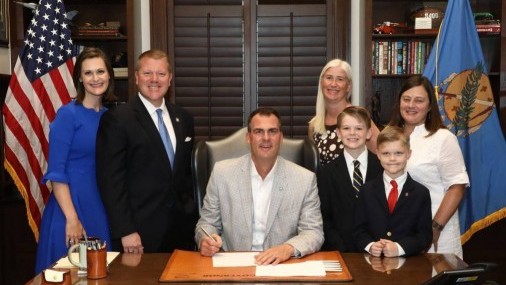 Gobernador Ceremonialmente firma el impacto de las víctimas de DUI de Sanders, leyes de dislexia