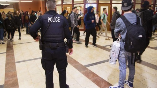 Algunos educadores de color resisten el impulso de escuelas libres de policía