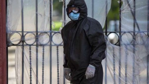 Guatemala sepulta docenas de muertos por COVID-19 sin identificar