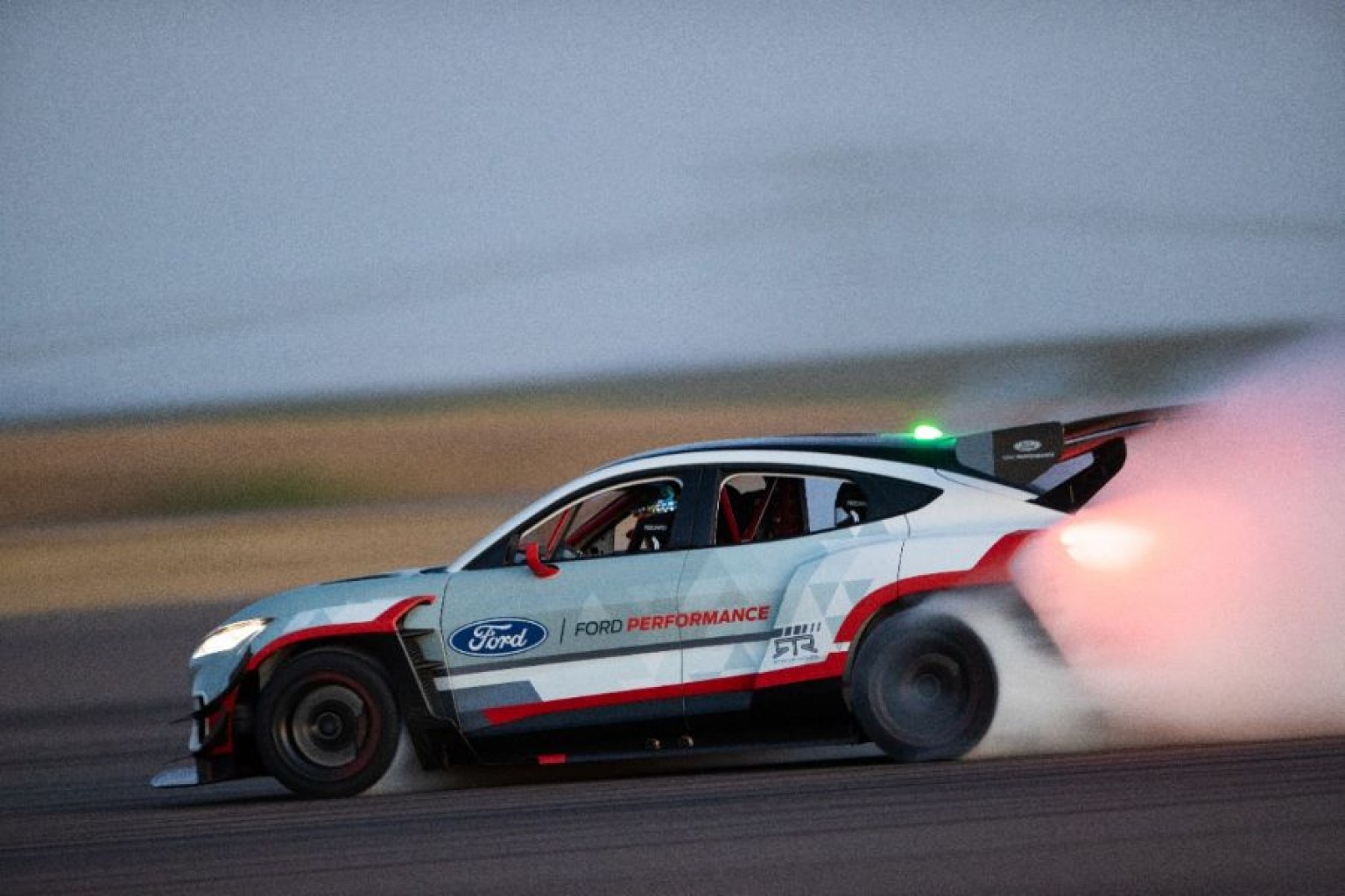 Un cohete en la carretera, el Mustang Mach-E con 1,400 caballos de fuerza