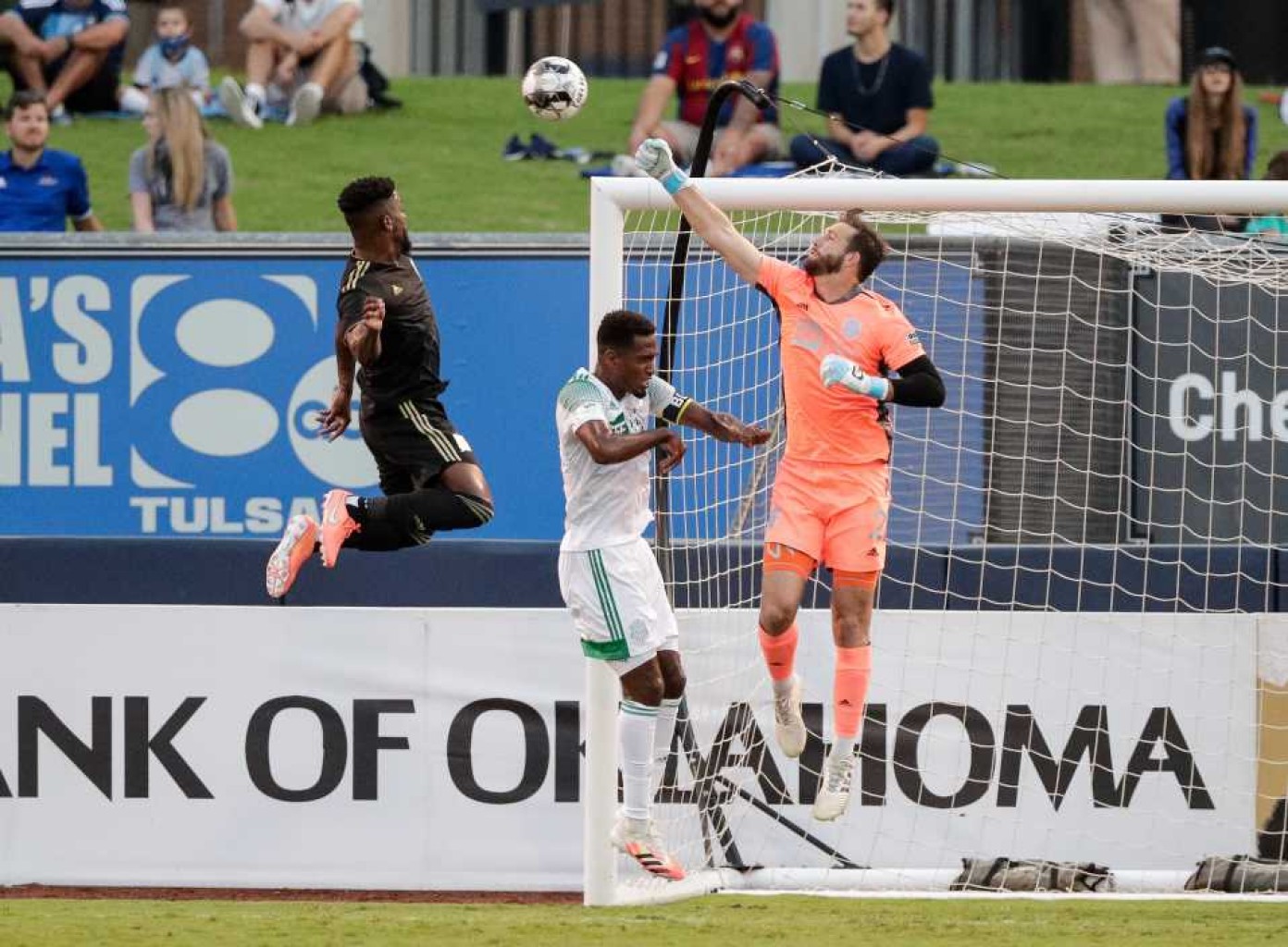 CON 10 HOMBRES LOS VERDES EMPATARON EN EL MINUTO 90