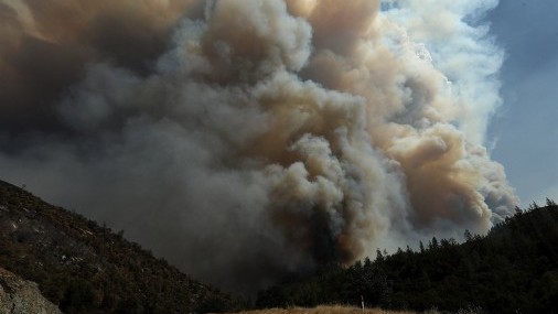 Mantenerse a salvo durante un evento histórico de incendios forestales y una pandemia en curso