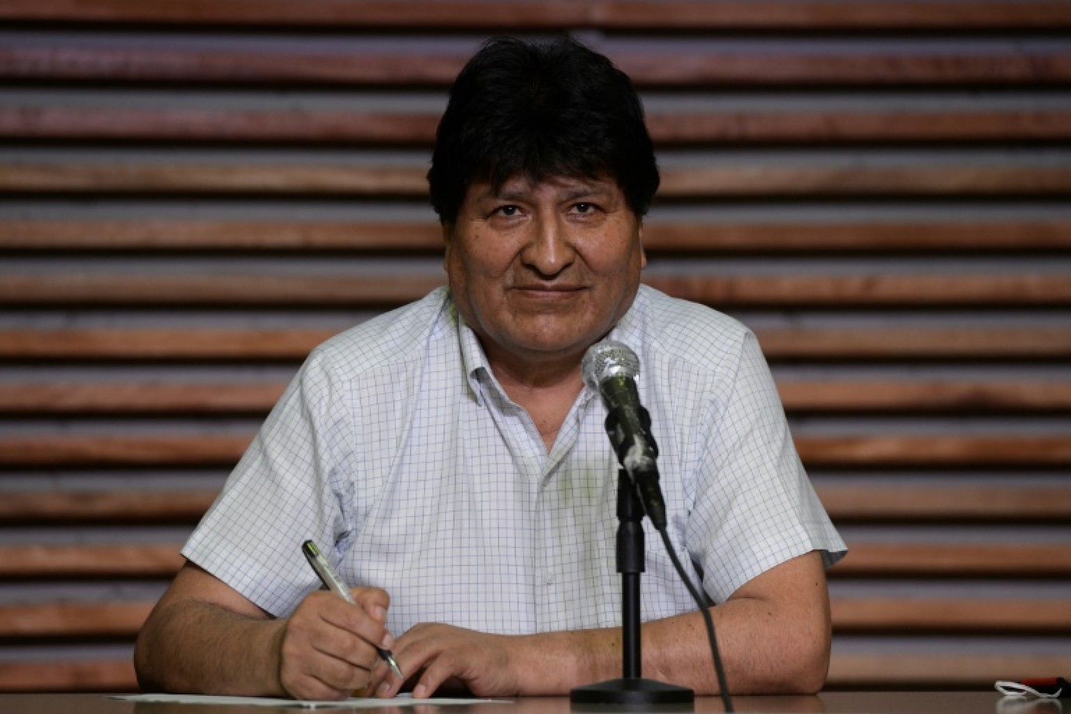 Morales dice que regresará a Bolivia tras victoria electoral de aliado