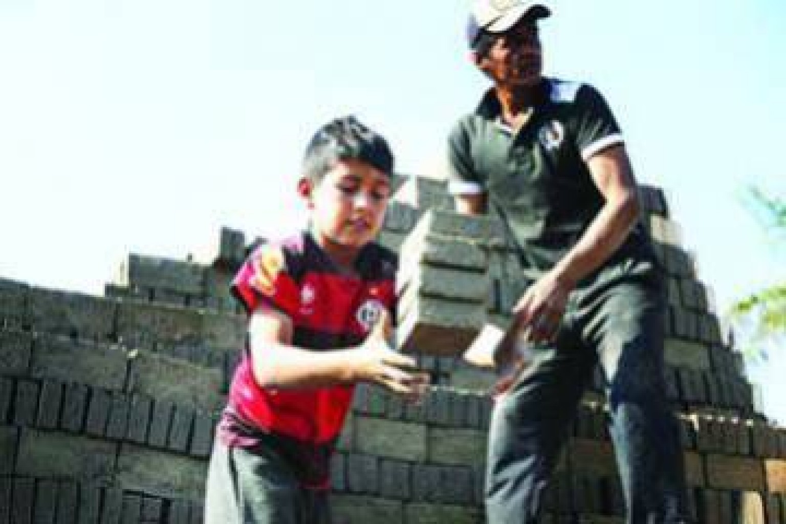 La pandemia cierra escuelas y obliga a los niños a trabajar